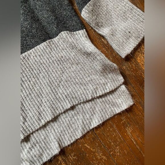 Michael Kors Gray Colorblock Mock Neck Sweater Size MD - Picture 3 of 7